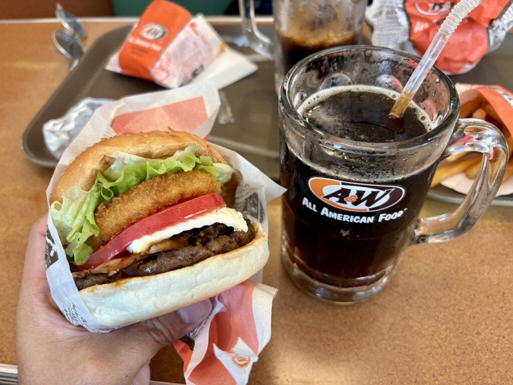 A＆Wのハンバーガーとルートビアの写真