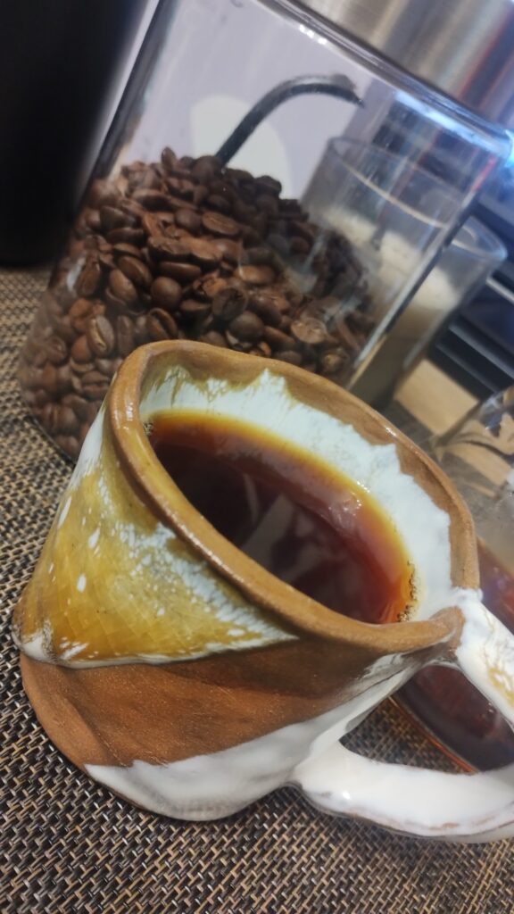 陶器のコーヒーカップの写真