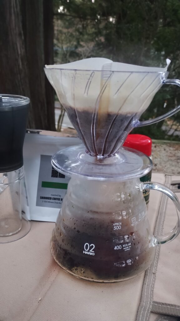 キャンプ中にコーヒーを淹れている写真