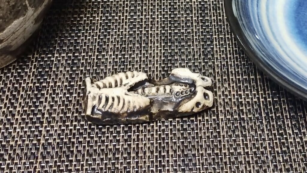 大友窯SKULLの骸骨の箸置きの写真。